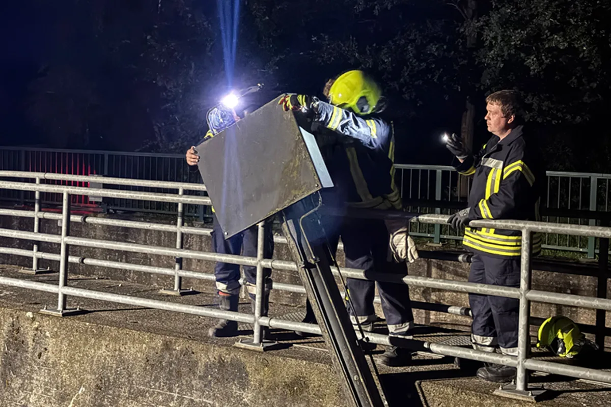 Flotwedel NI – Ölfilm auf Gewässer nach technischer Störung an Wehranlage