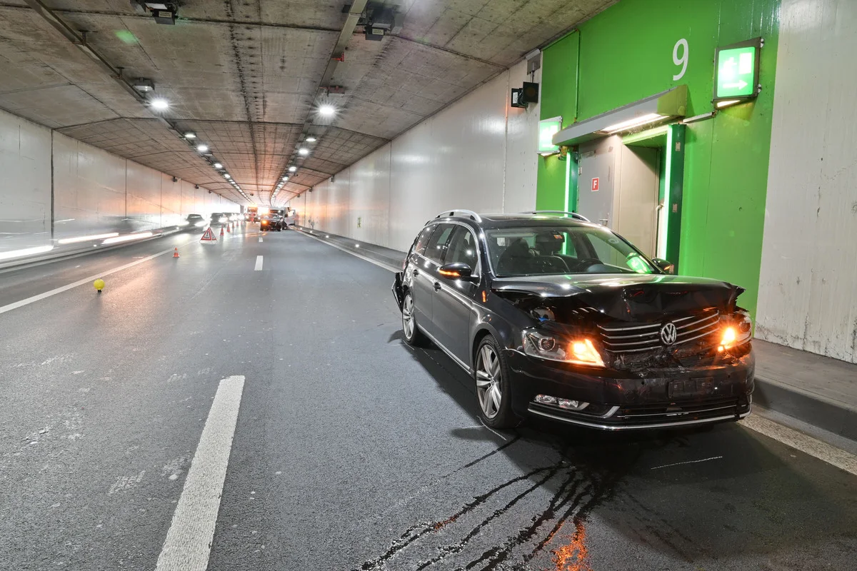 A2 Horw LU – Unfall im Spier-Tunnel - Lieferwagen brennt - Tunnel gesperrt