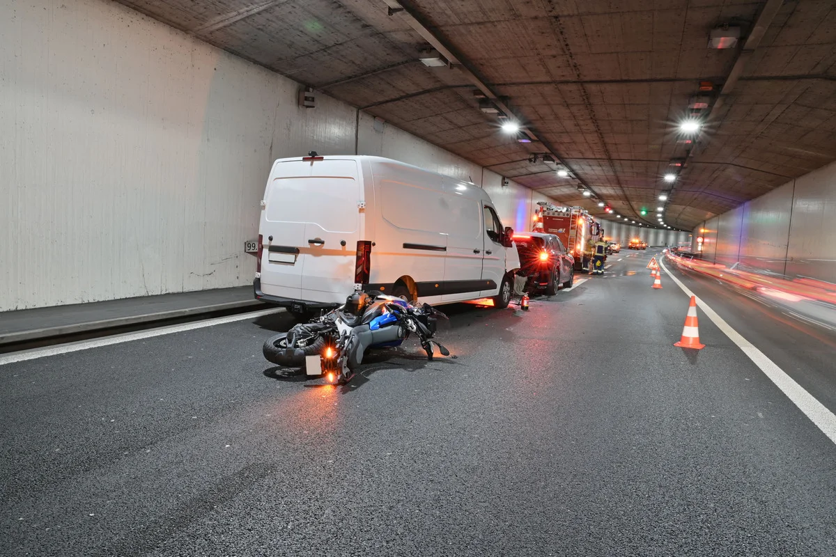 A2 Horw LU – Unfall im Spier-Tunnel - Lieferwagen brennt - Tunnel gesperrt