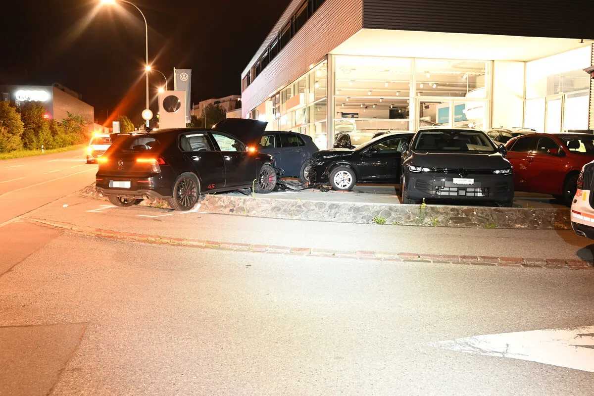 Unfall in Wittenbach SG – Fahrunfähig gegen mehrere Ausstellungsfahrzeuge gekracht