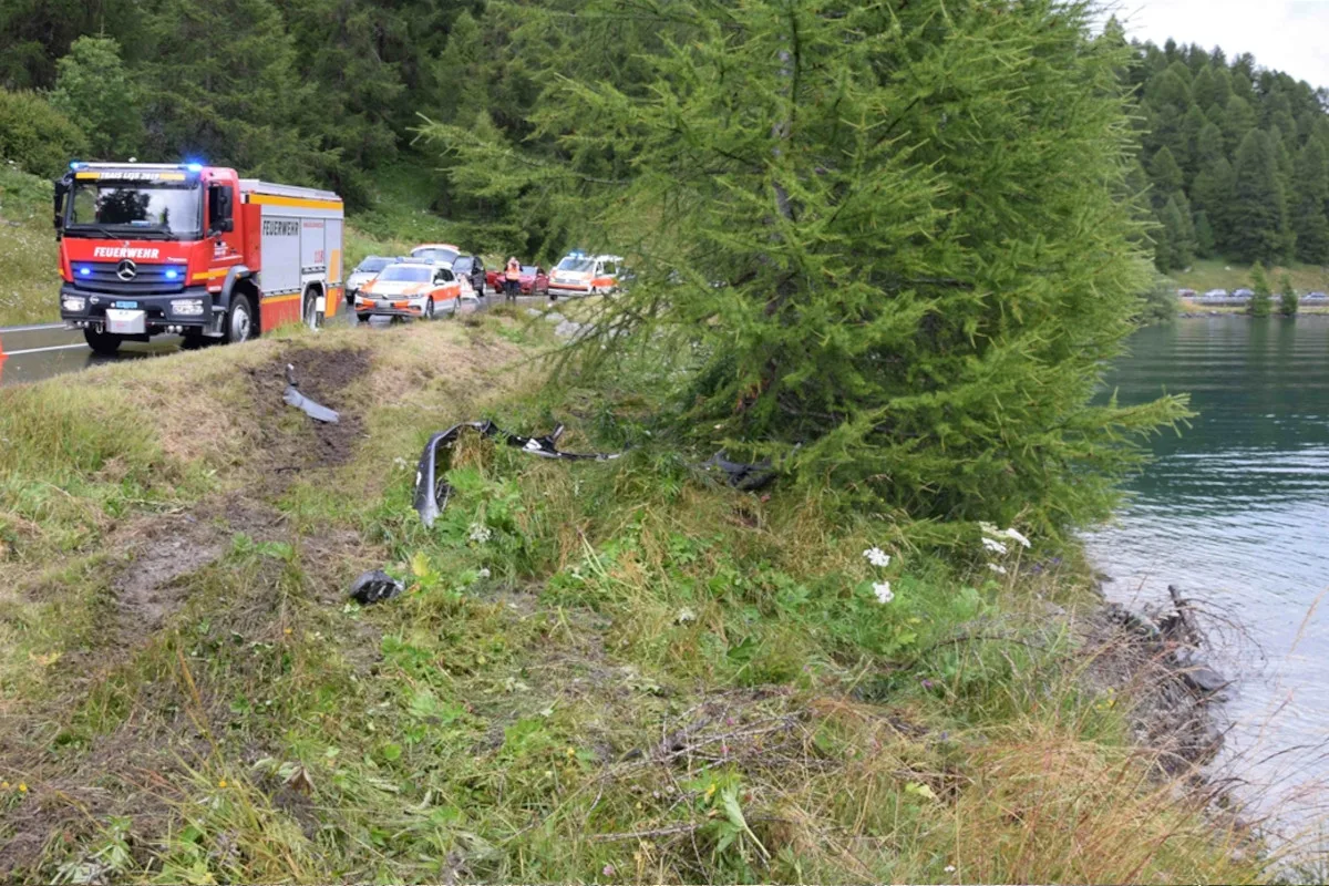 Sils im Engadin GR – Sportwagen landet nach Unfall im Silsersee