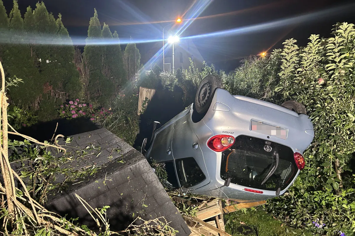 Unfall in Buttikon SZ – Auto überschlägt sich und landet auf dem Dach