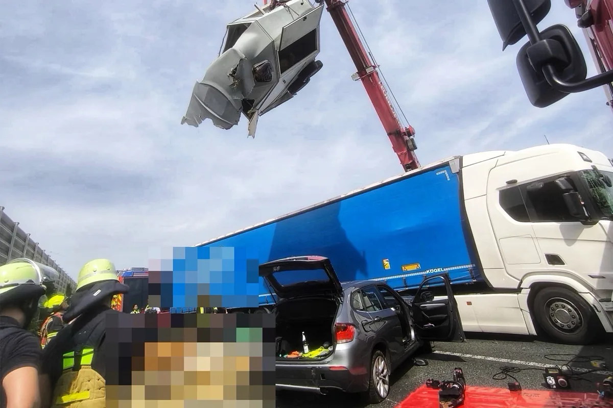 A3 Oberhausen NW – Pferd stirbt nach Unfall von Lkw und Pkw-Gespann