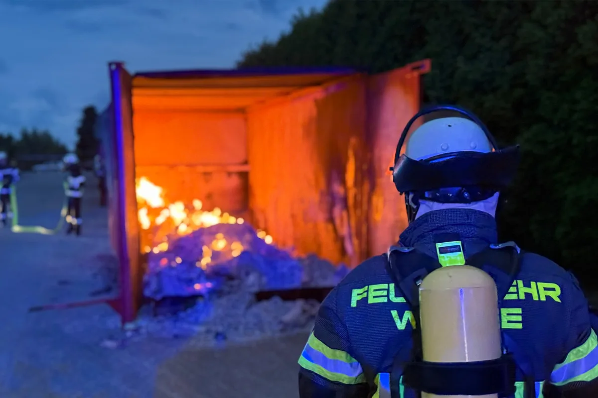 Werne NW – Seefrachtcontainer in Gewerbegebiet brennt aus