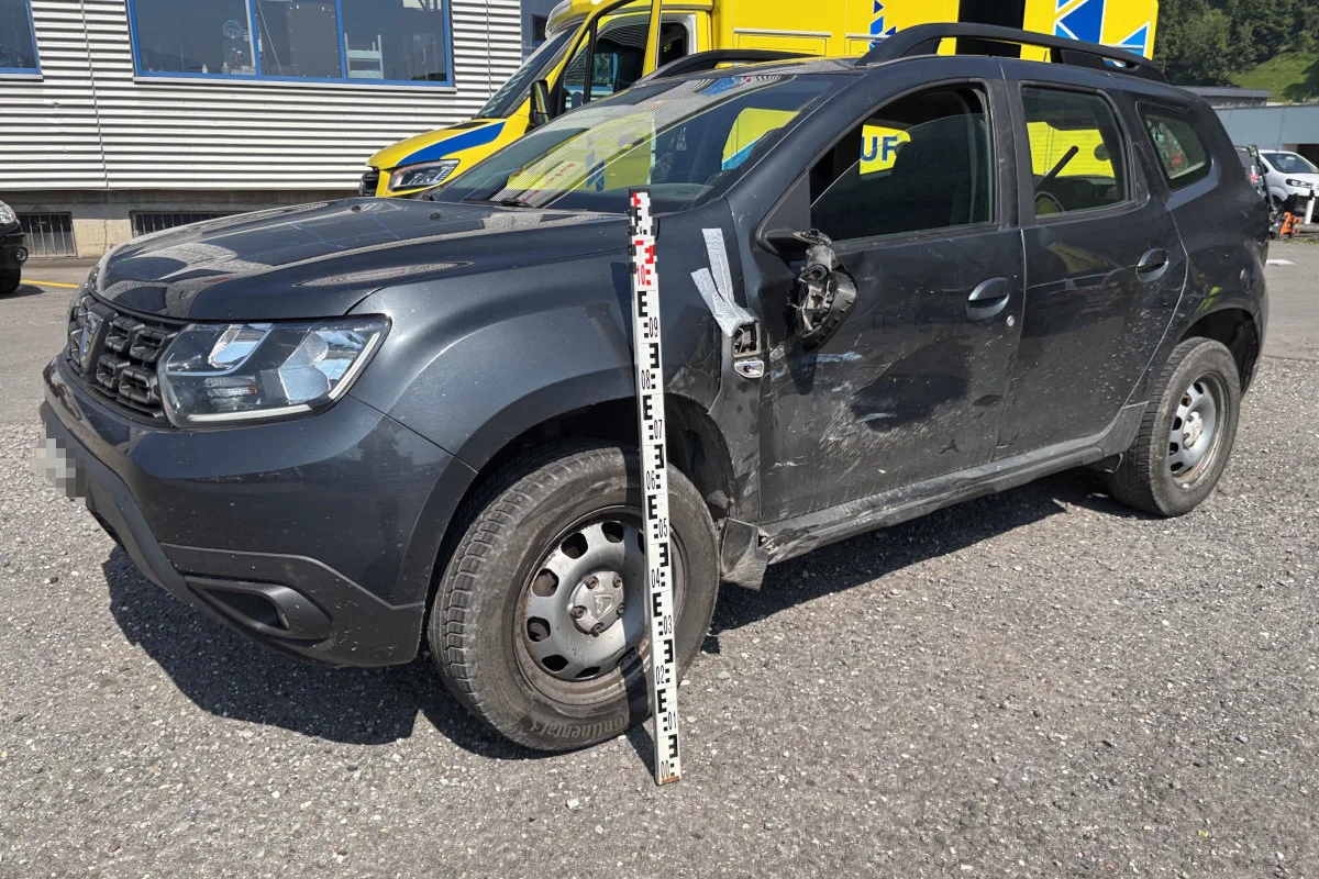 Unfall in Flums SG – Töfffahrer überholt abbiegendes Auto