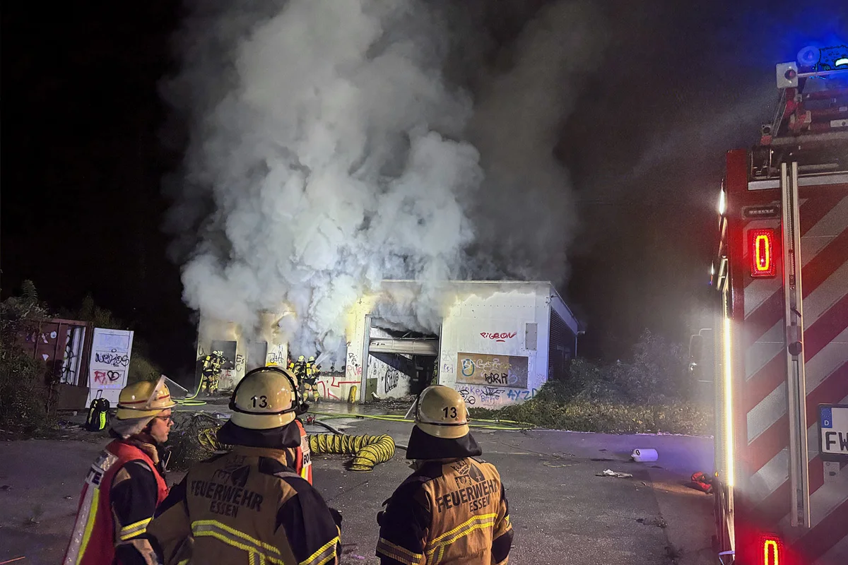 Essen NRW – Müllbrand in Lagerhalle