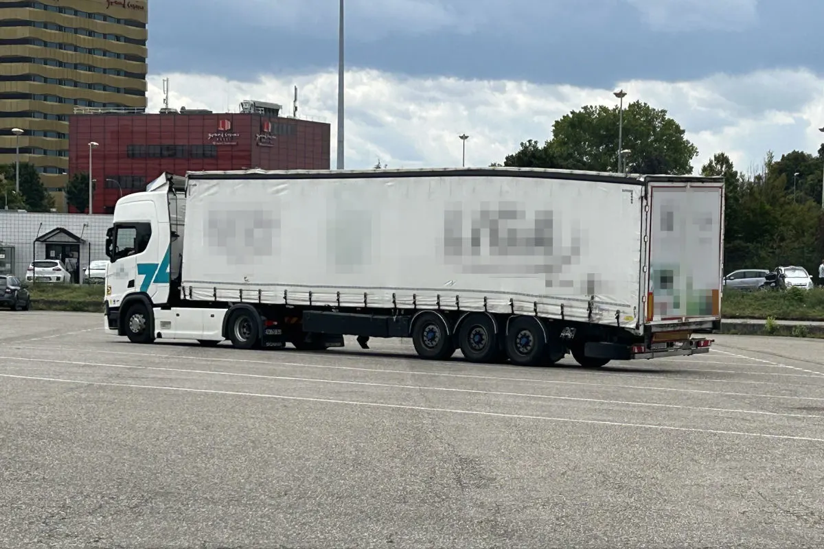 A3 Basel – Defekter Sattelzug aus dem Verkehr gezogen