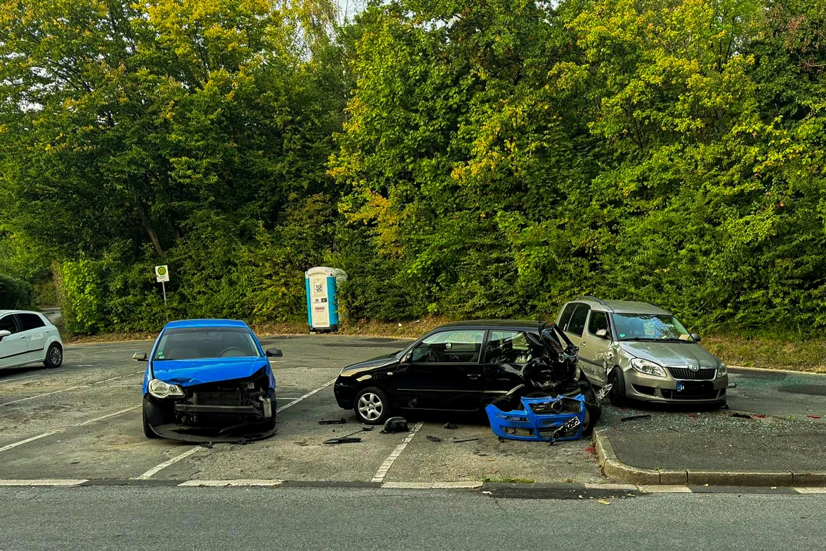 Iserlohn NW – Linienbus prallt gegen geparkte Autos