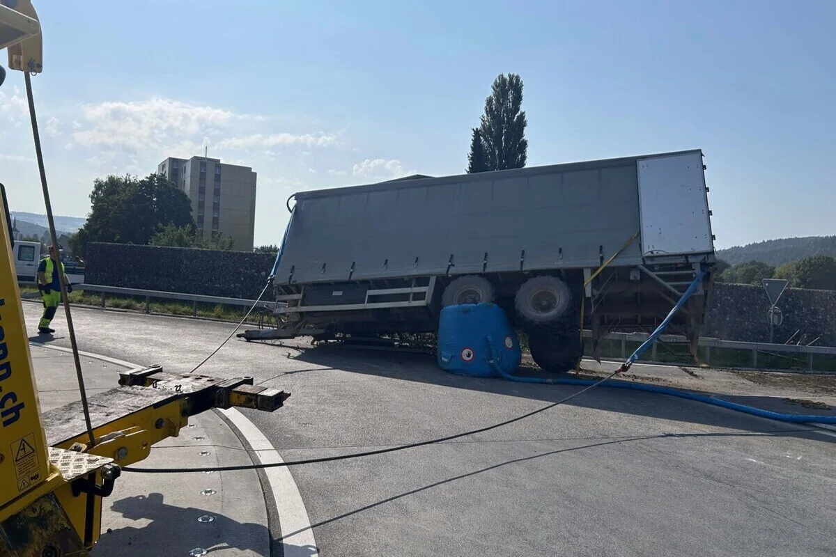 Mellingen AG – Anhänger-Unfall sorgt für Verkehrsbehinderungen