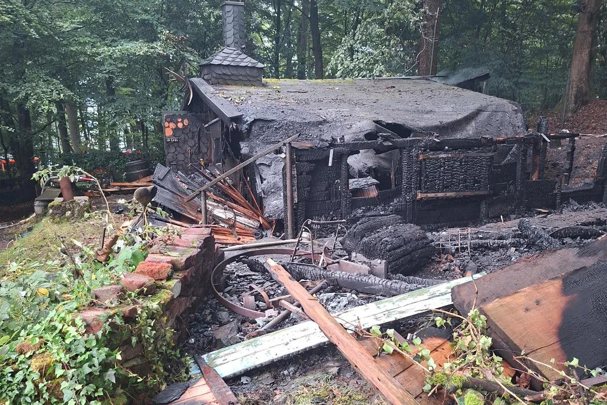 Breckerfeld NW – Waldhütte brennt vollständig aus