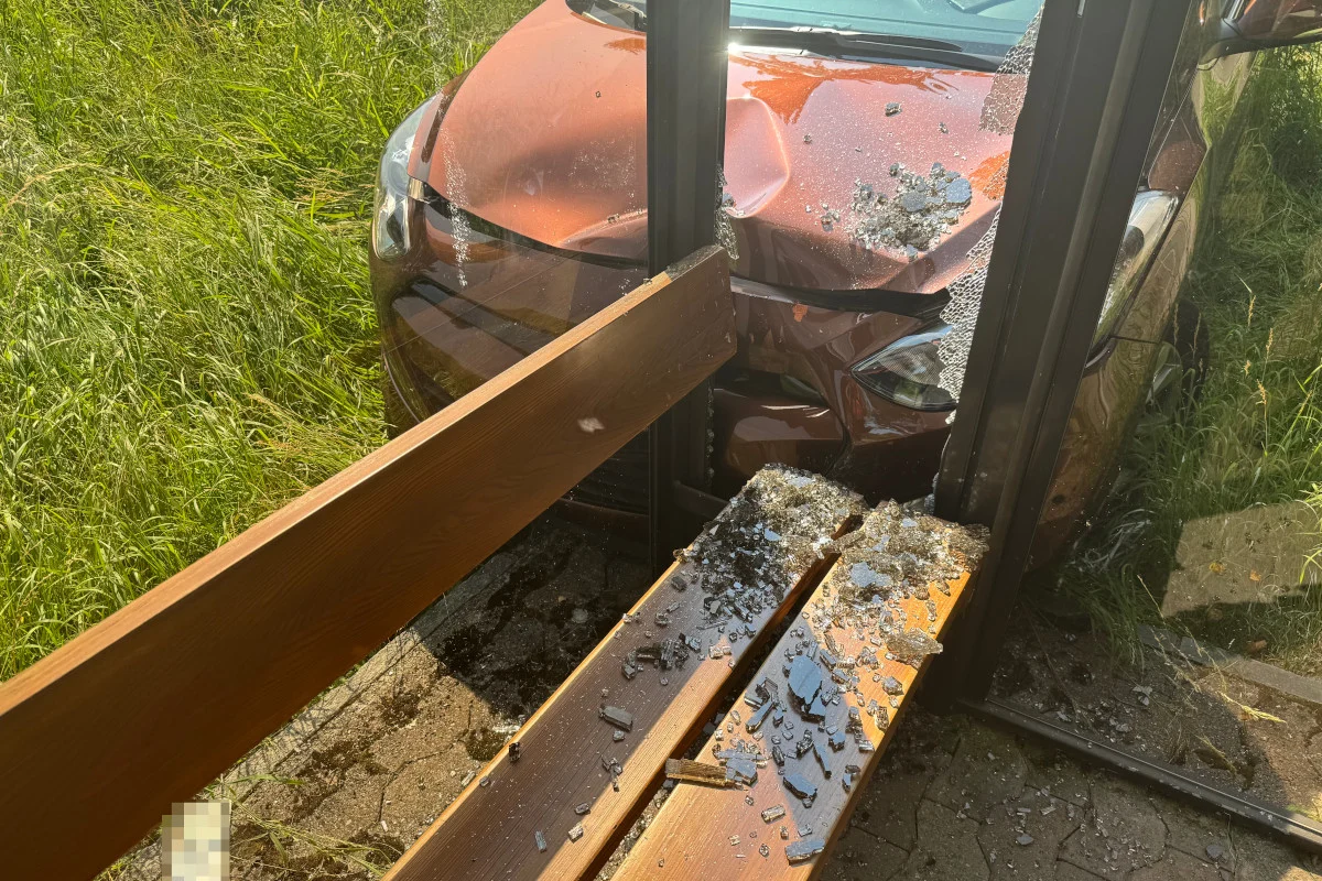Unfall in St.Gallen – Fahrunfähig in Bushaltestelle gekracht