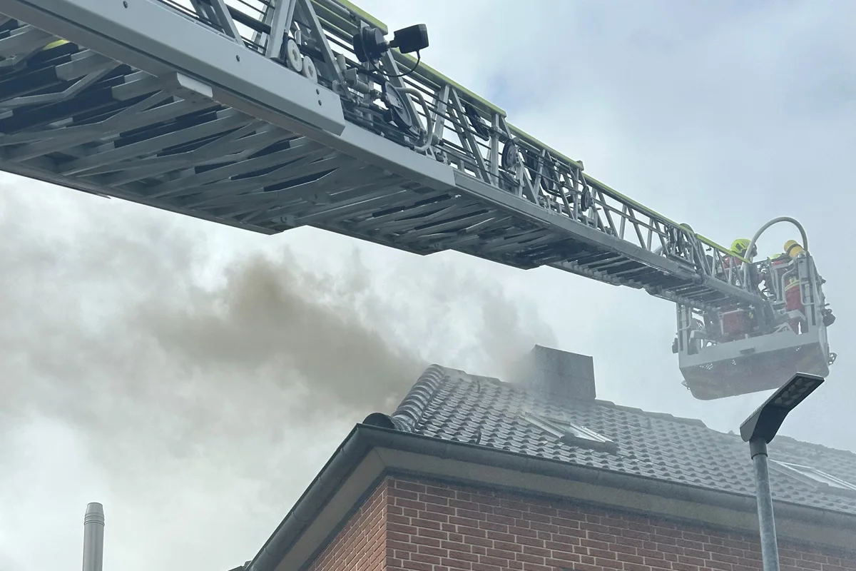 Velbert NW – Doppelhaus nach Brand von Dachstuhl unbewohnbar