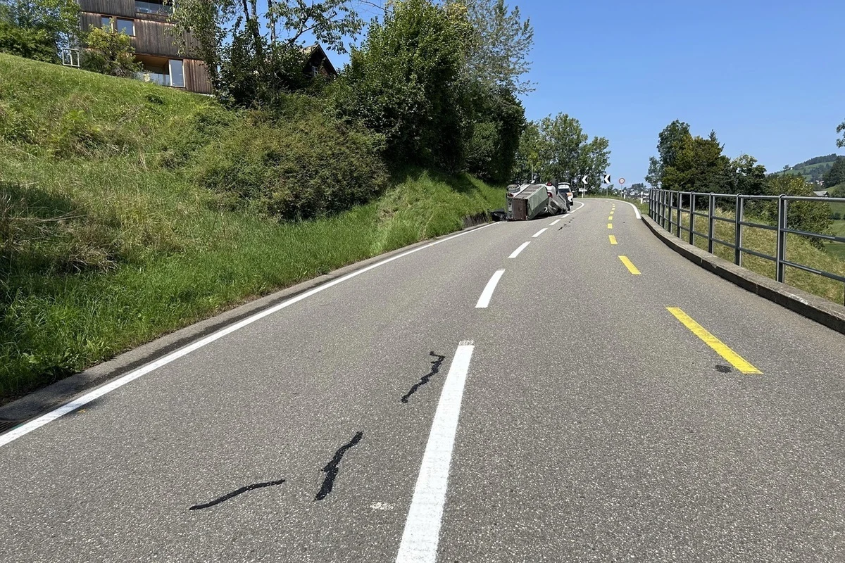 Trogen AR – Lenker nach Sekundenschlaf verunfallt