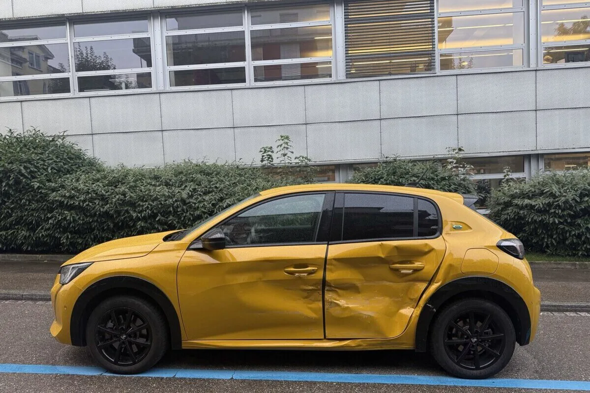 Unfall in St. Gallen – Zwei Autos kollidieren bei Verzweigung