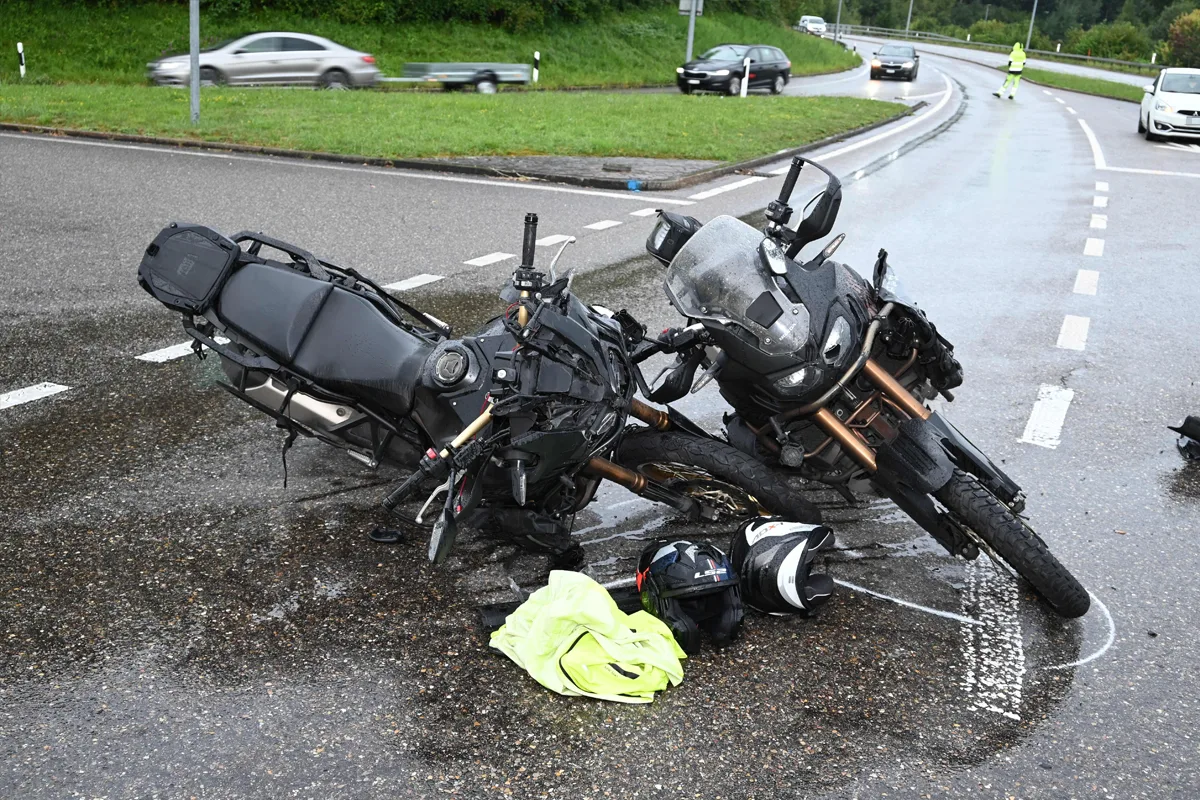 Rapperswil-Jona SG – Drei Verletzte nach Kollision zwischen Pkw und Töffs 