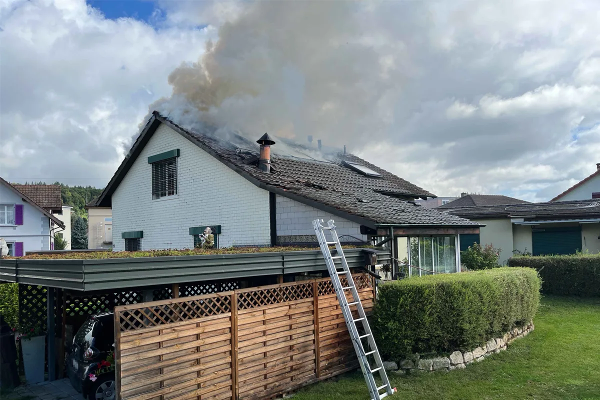 Niedergösgen SO – Dach von Einfamilienhaus in Brand