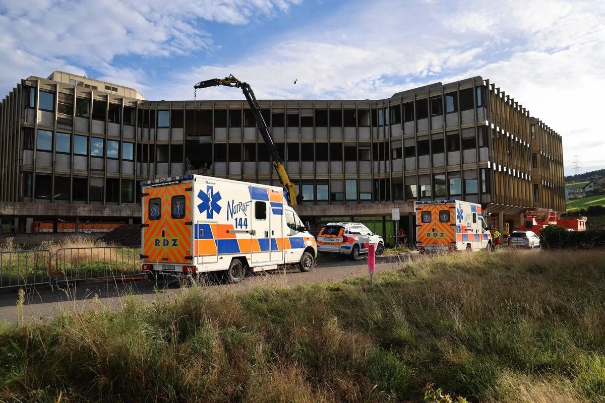 Baar ZG – Zwei Bauarbeiter bei Bagger-Absturz lebensbedrohlich verletzt