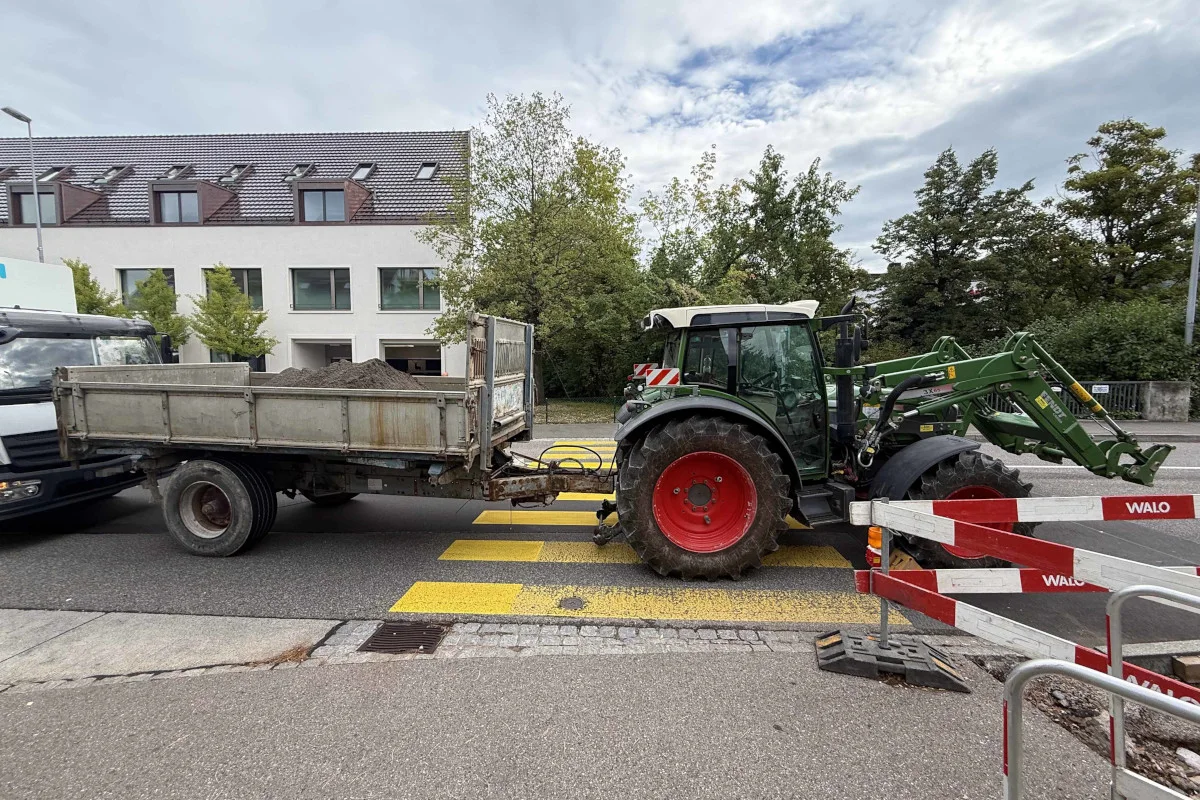 Frick AG – Fussgänger nach Kollision mit Traktor im Spital verstorben