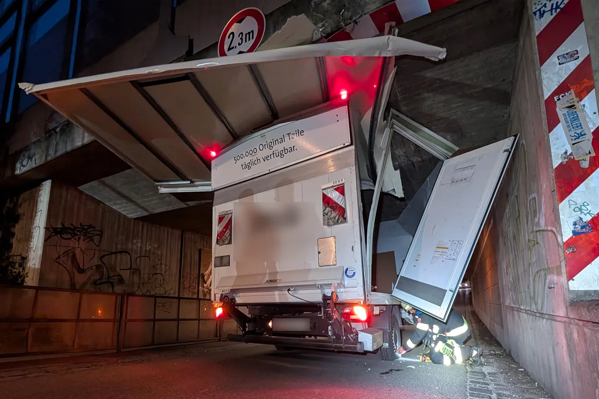 München BY – Transporter bleibt in Unterführung stecken