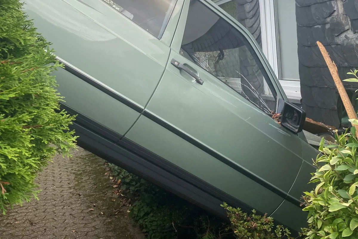 Haan NW – BMW durchbricht Garagentor und schiebt Auto gegen Haus