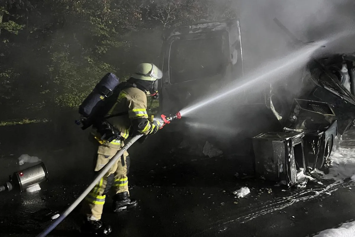 Remscheid NW – Lkw in Vollbrand