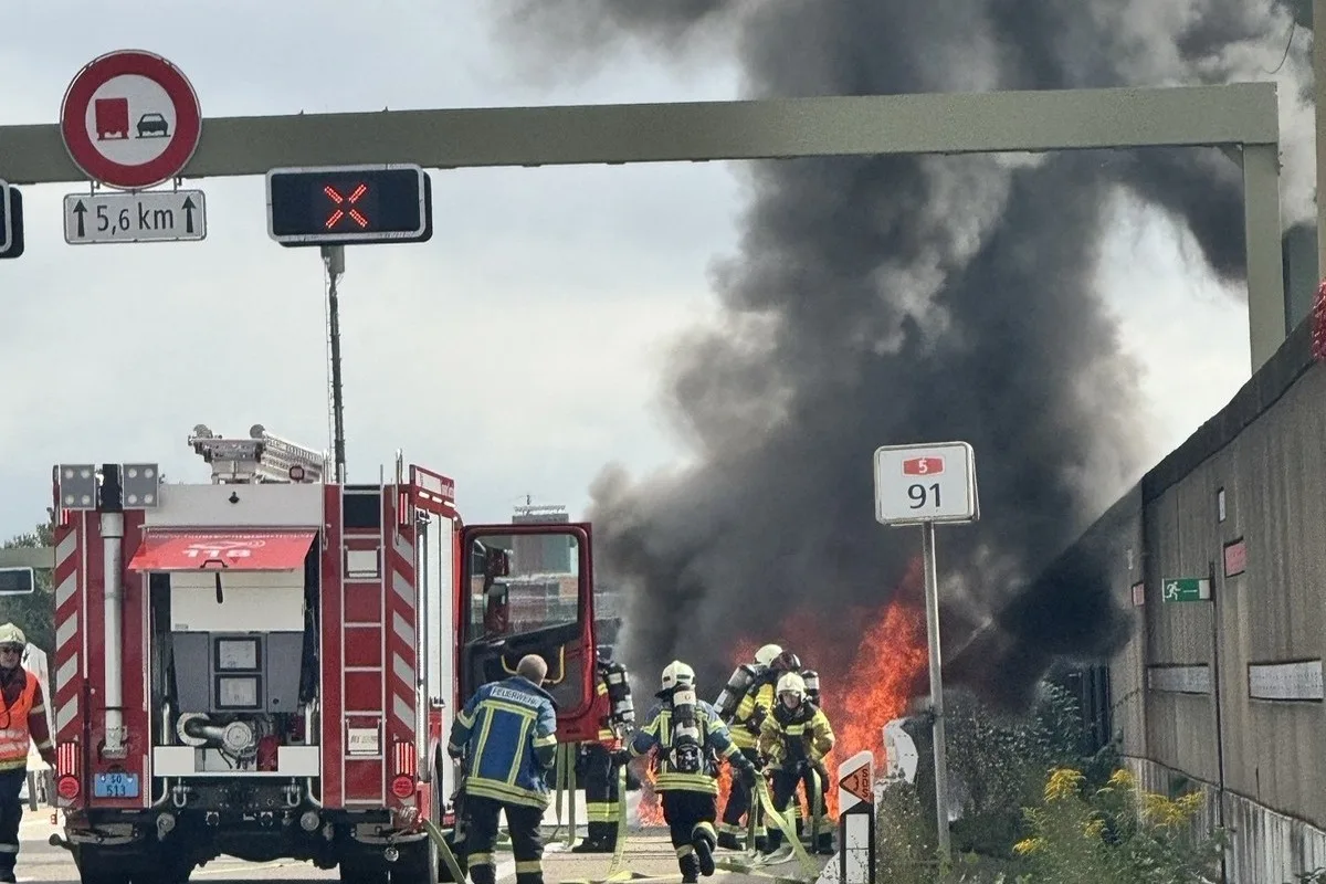 Autobrand auf der A5 bei Lüsslingen-Nennigkofen SO – SUV brennt komplett aus