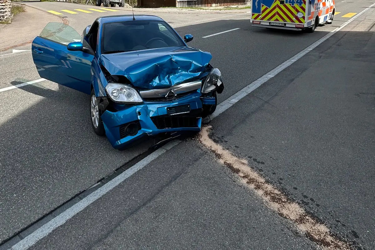 Unfall in Affeltrangen TG – Autofahrer kollidiert mit Auto und Treppe