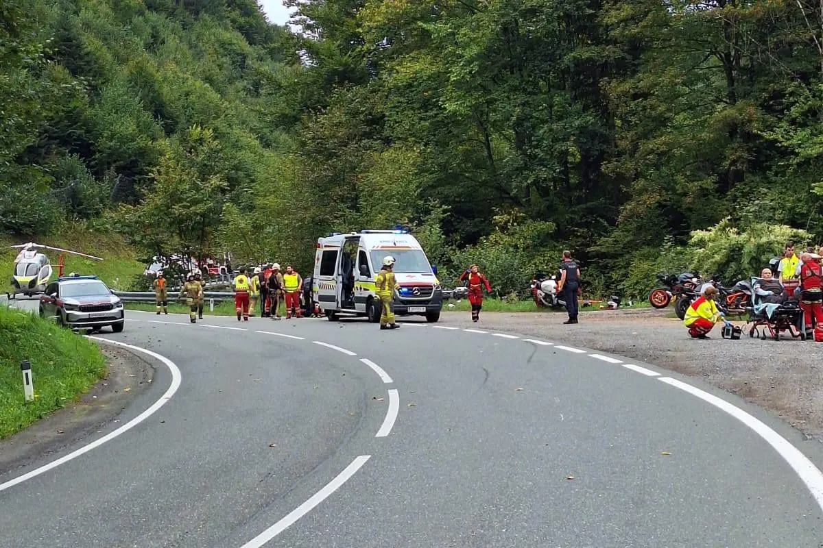 Pöham S – Zwei Motorradfahrer bei Sturz verletzt