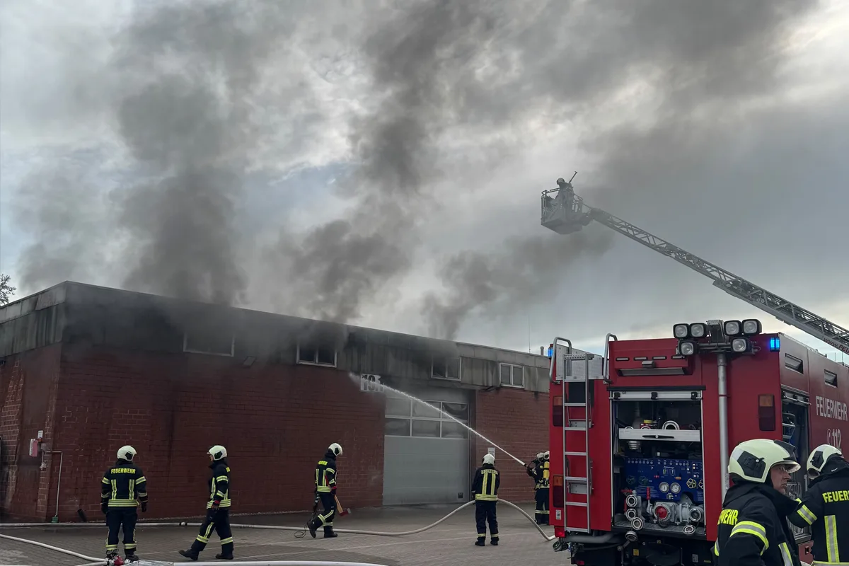 Aurich NI – Autos in Werkhalle in Brand