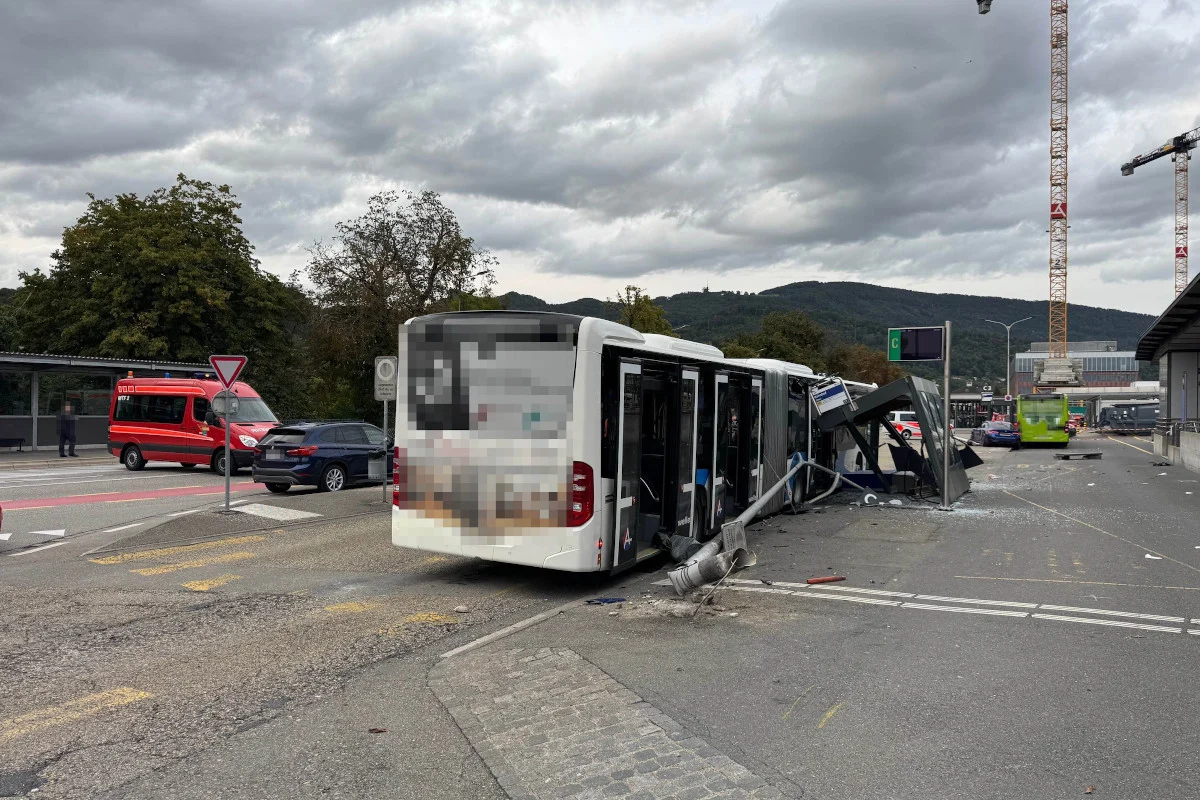 Bahnhof Olten SO – Mit Auto in Bushaltestelle und Passanten gefahren