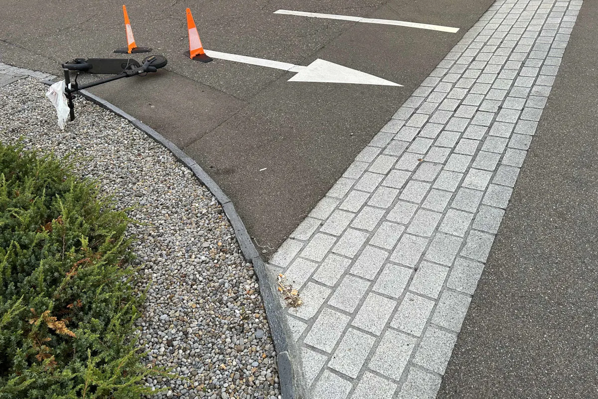 Unfall in Wil SG – Auto kollidiert auf Trottoir mit E-Scooter