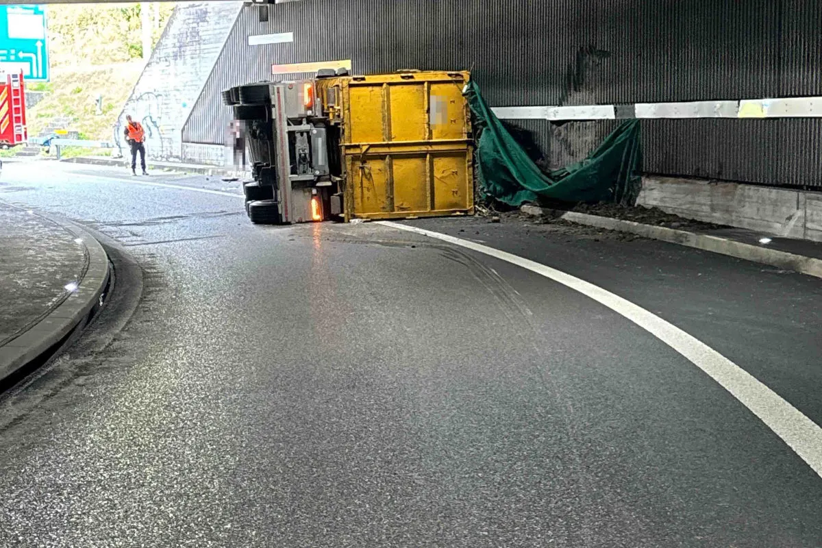 A5 Biberist SO – Lastwagen kippt bei Unfall – Chauffeur schwer verletzt