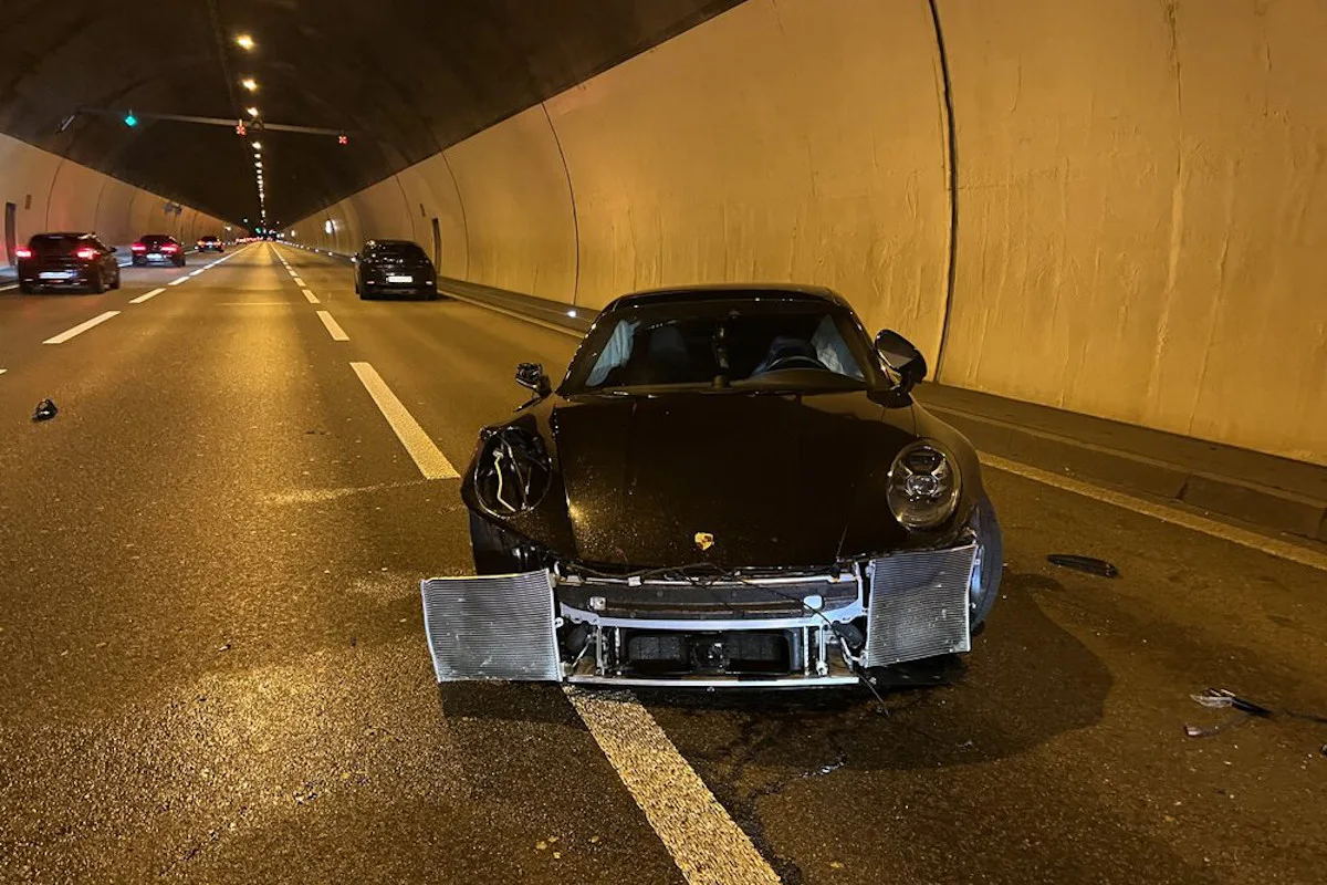 A1 Baden AG – Porsche prallt bei Unfall gegen Tunnelwand
