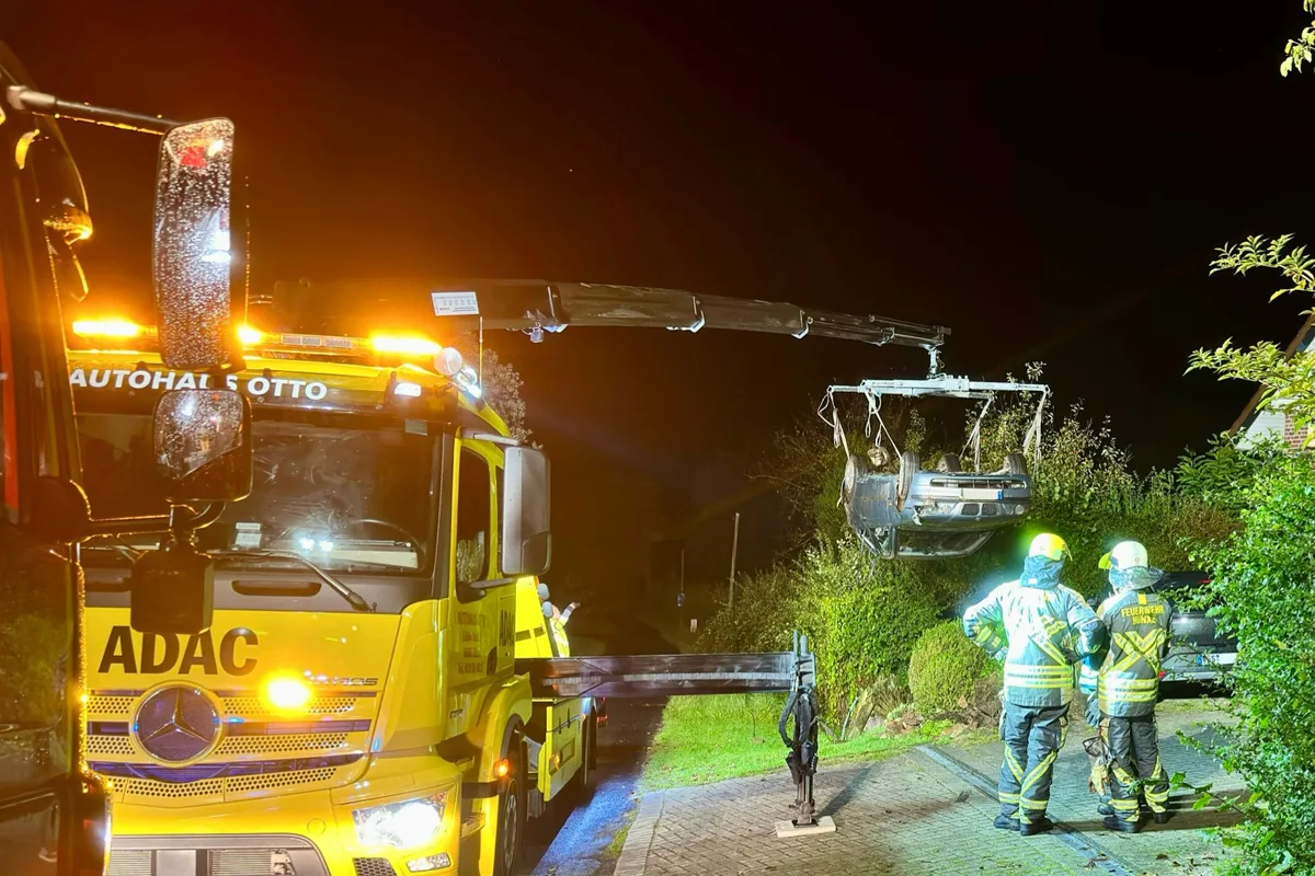 Hünxe NW – Auto überschlägt sich und landet im Vorgarten