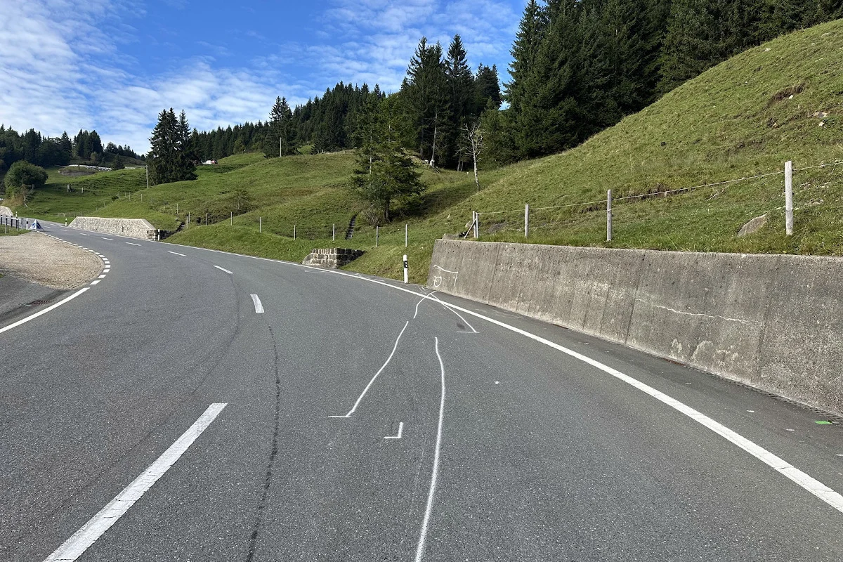 Urnäsch AR – Töfffahrer rutscht bei Unfall in Fussgängerin