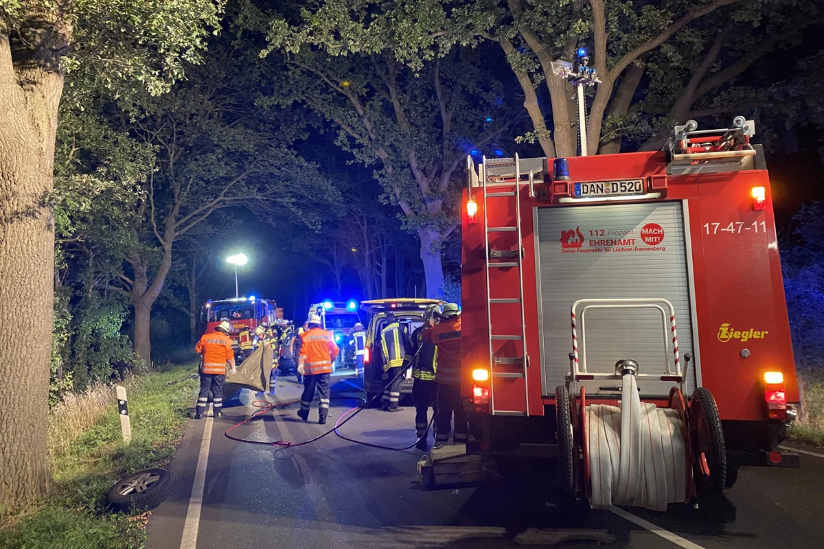 Lüchow-Dannenberg NI – Fahrer bei Alleinunfall schwer verletzt eingeklemmt