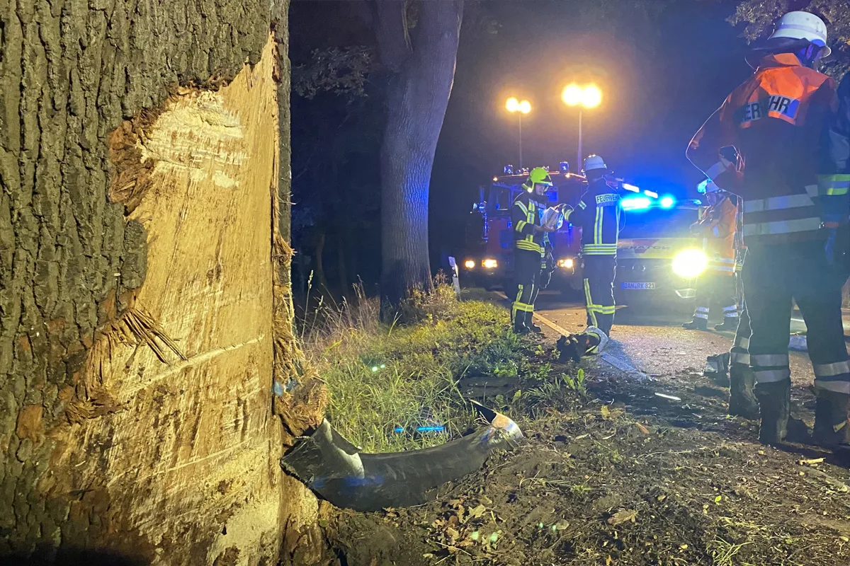 Lüchow-Dannenberg NI – Fahrer bei Alleinunfall schwer verletzt eingeklemmt