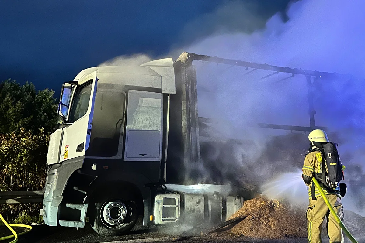 A2 Helmstedt NI – Brand von Lkw auf Autobahn verursacht Vollsperrung