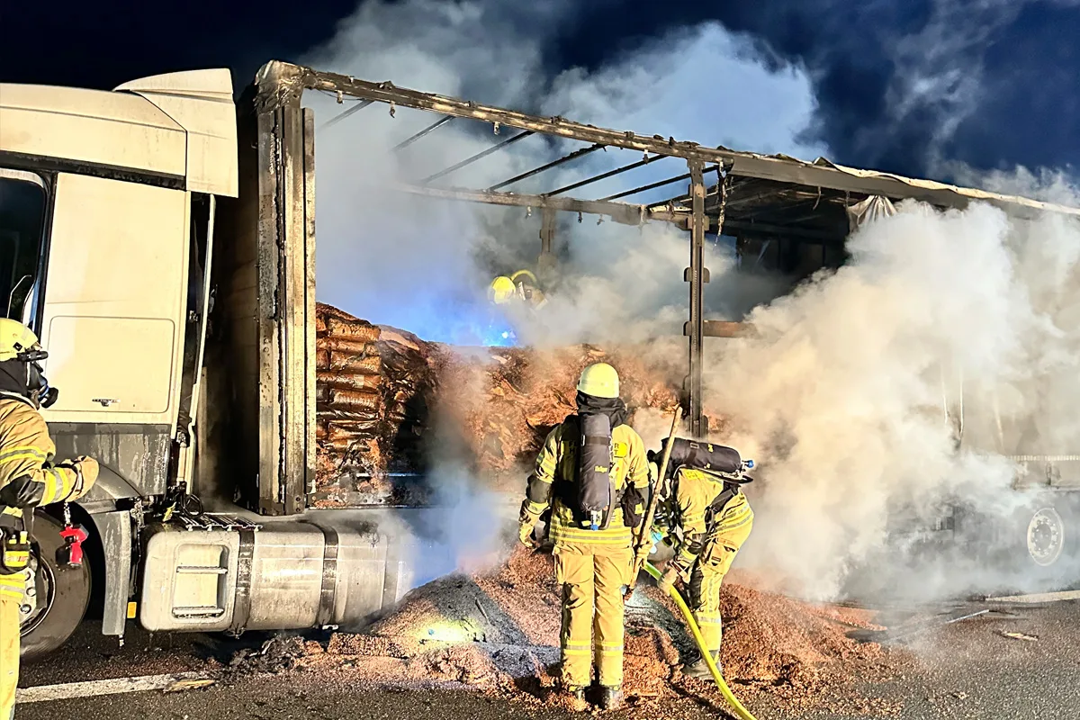 A2 Helmstedt NI – Brand von Lkw auf Autobahn verursacht Vollsperrung