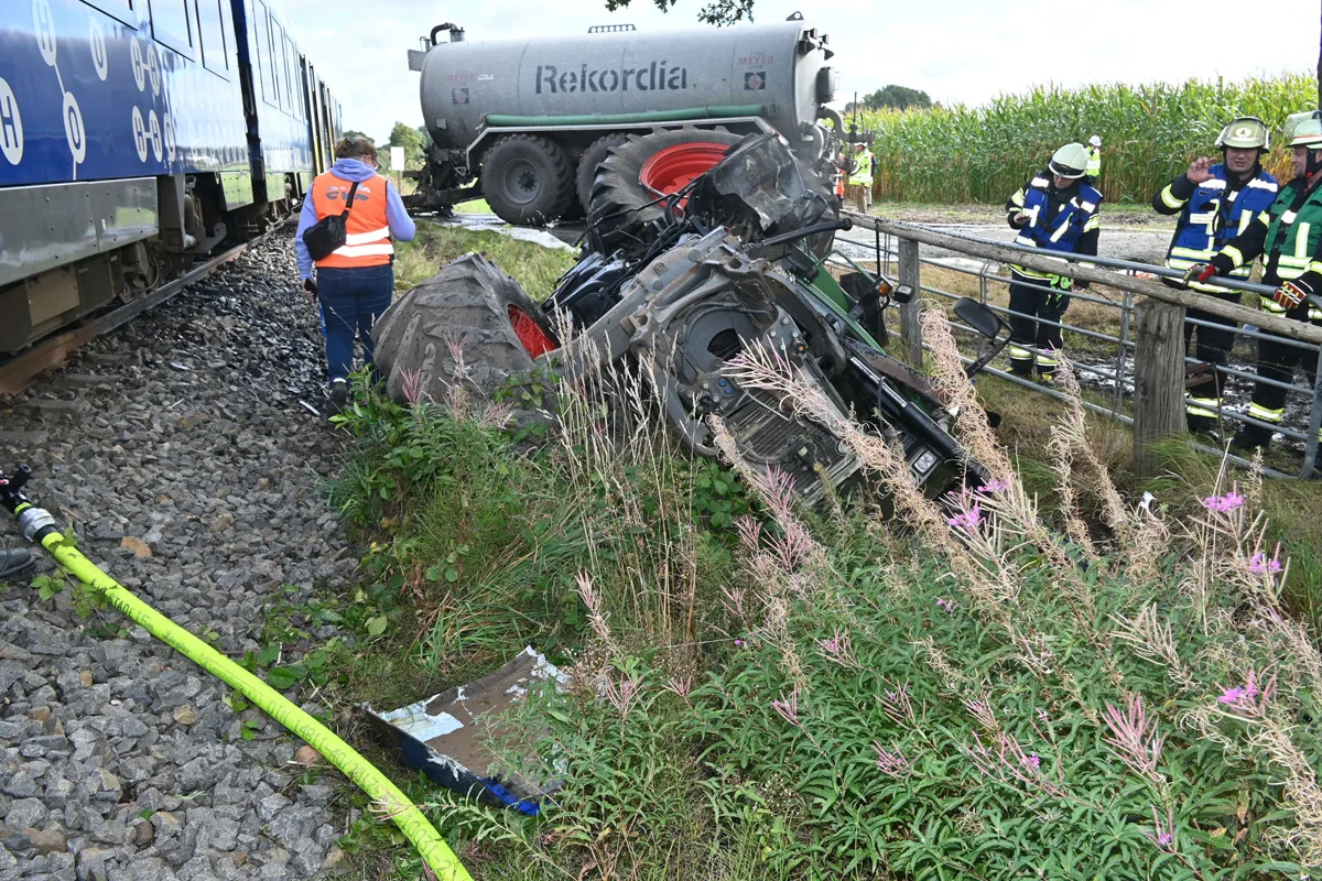 Kutenholz NI – Traktorfahrer nach Unfall mit Zug schwer verletzt – Zug entgleist