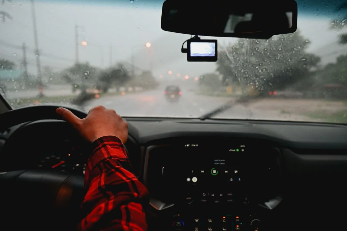Aquaplaning – Ursachen, Warnsignale und Tipps zur Vorbeugung