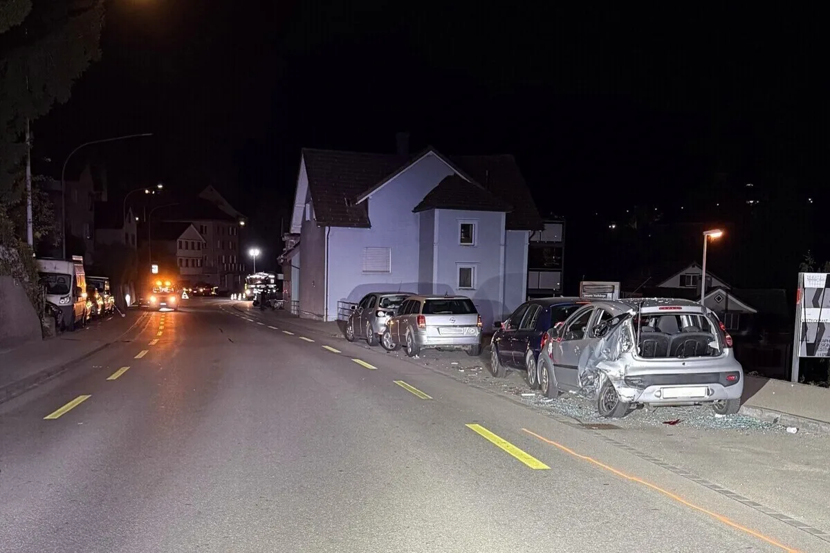 Unfall in Herisau AR – Auto fliegt in Garten und landet auf Hausdach
