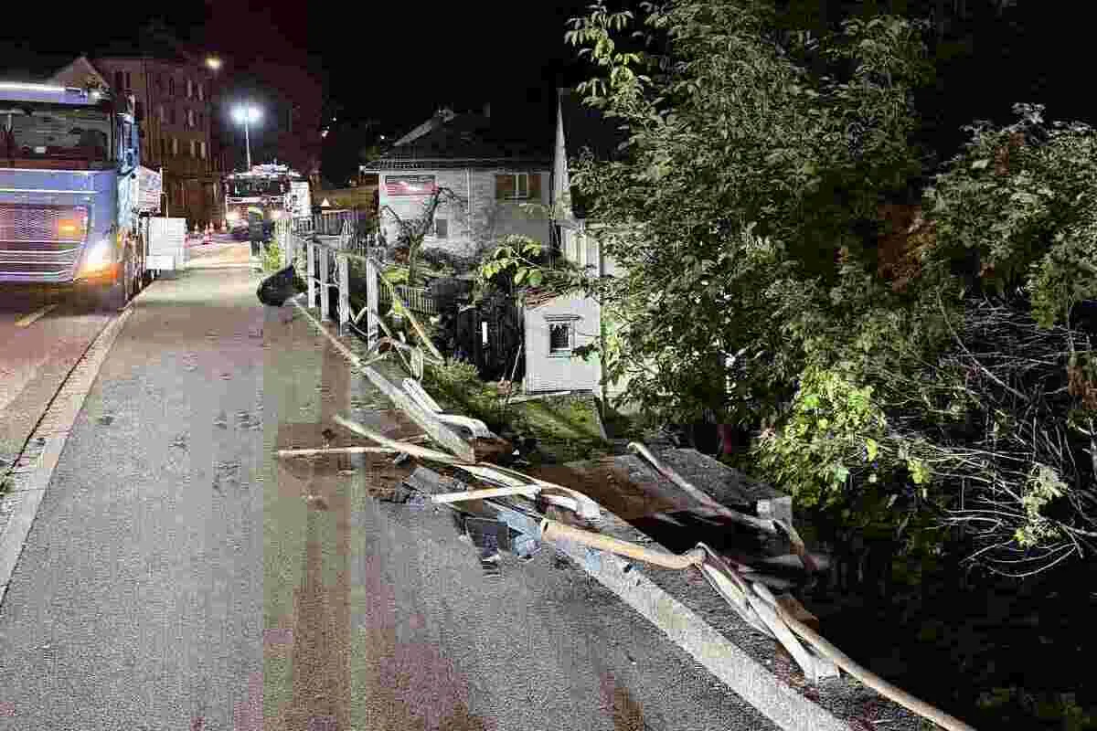 Unfall in Herisau AR – Auto fliegt in Garten und landet auf Hausdach