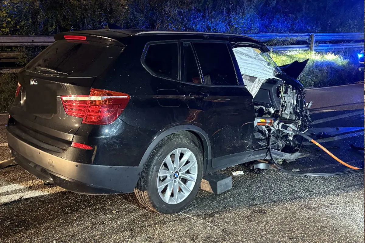 Zwei Verletzte bei Unfall in Liesberg BL – BMW prallt gegen Felswand