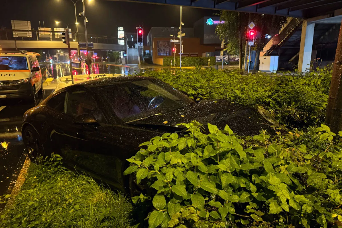 Unfall in St.Gallen SG – Porsche prallt gegen Baum 