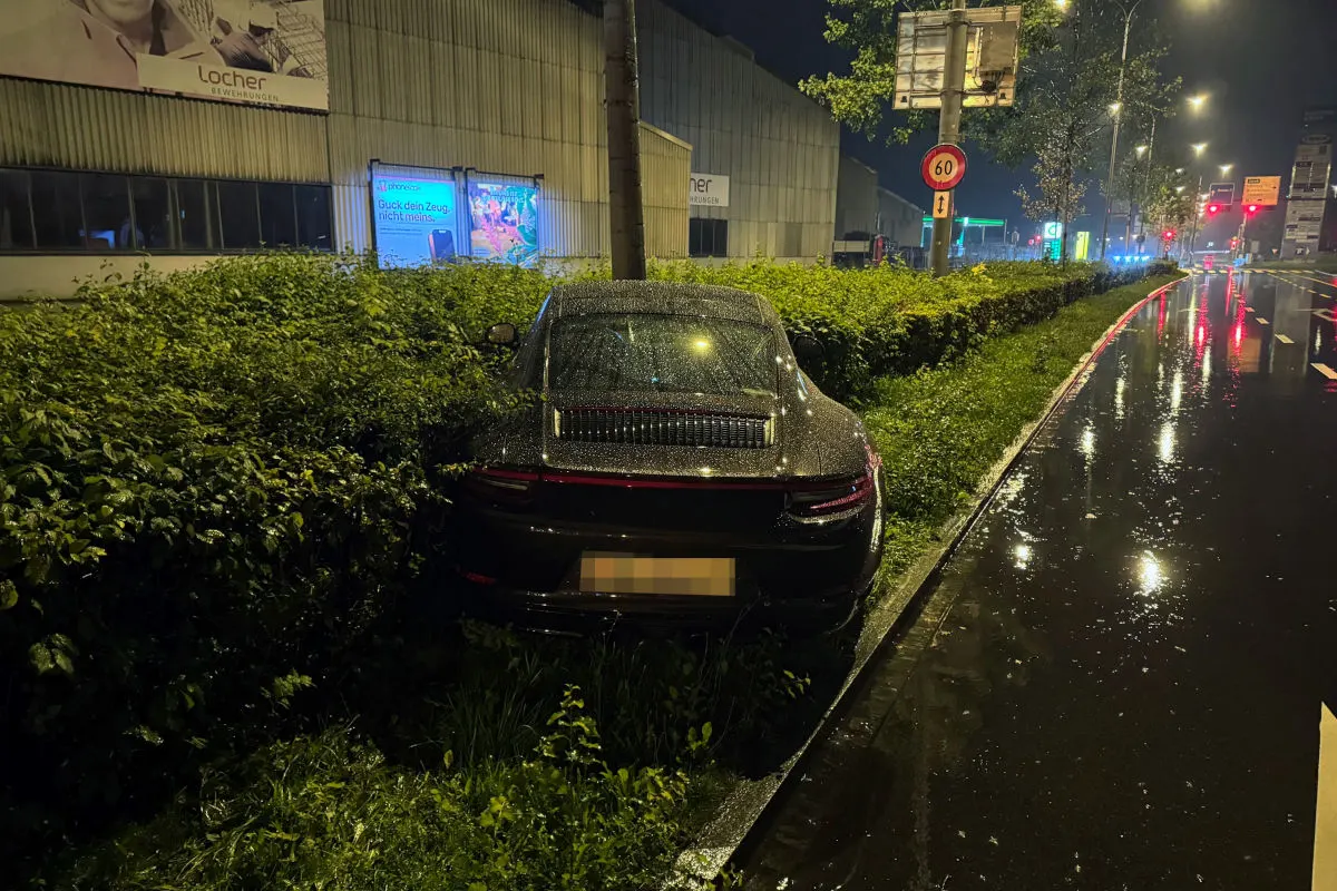 Unfall in St.Gallen SG – Porsche prallt gegen Baum 