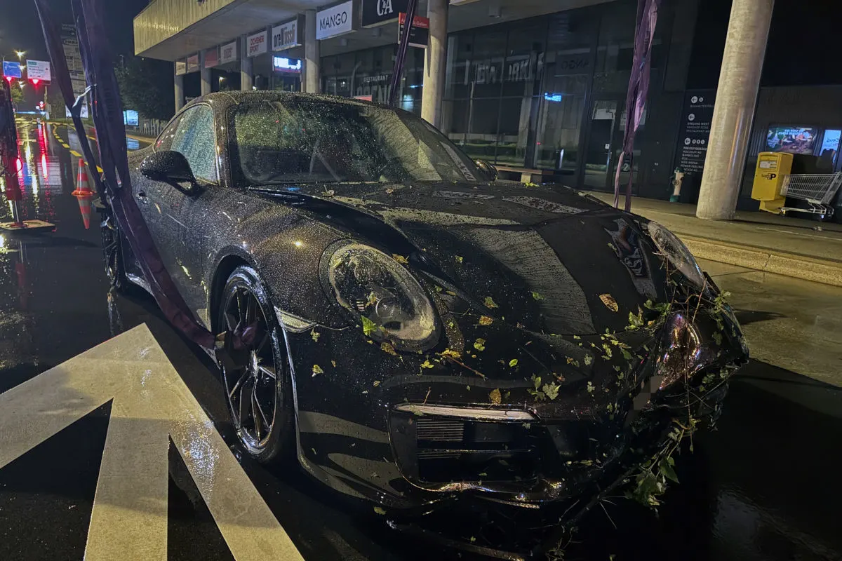 Unfall in St.Gallen SG – Porsche prallt gegen Baum 
