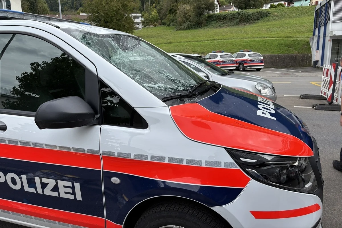 Schaanwald FL – Betrunkener flüchtet und springt auf Polizeiauto