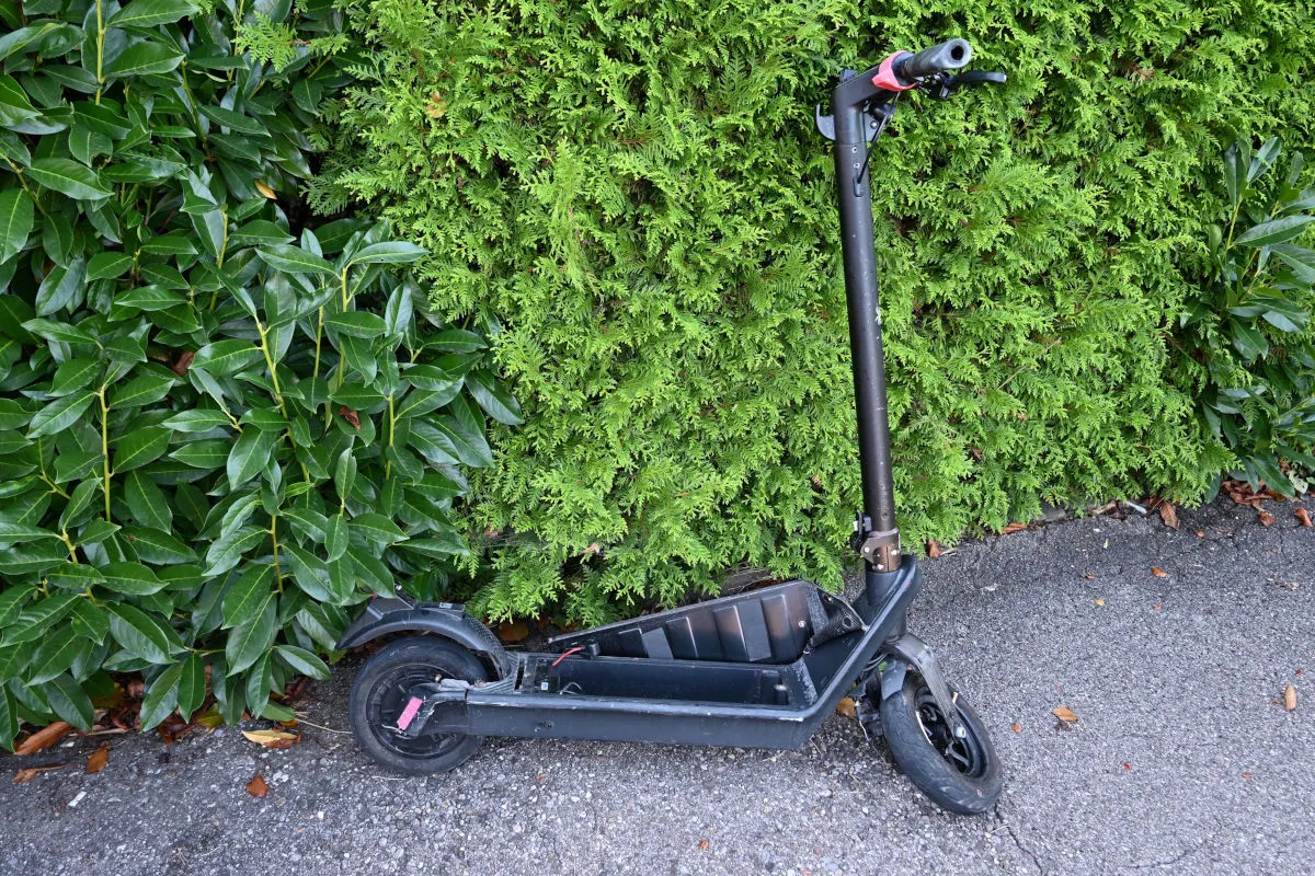 Unfall in Wil SG – Scooter-Fahrer prallt auf Windschutzscheibe
