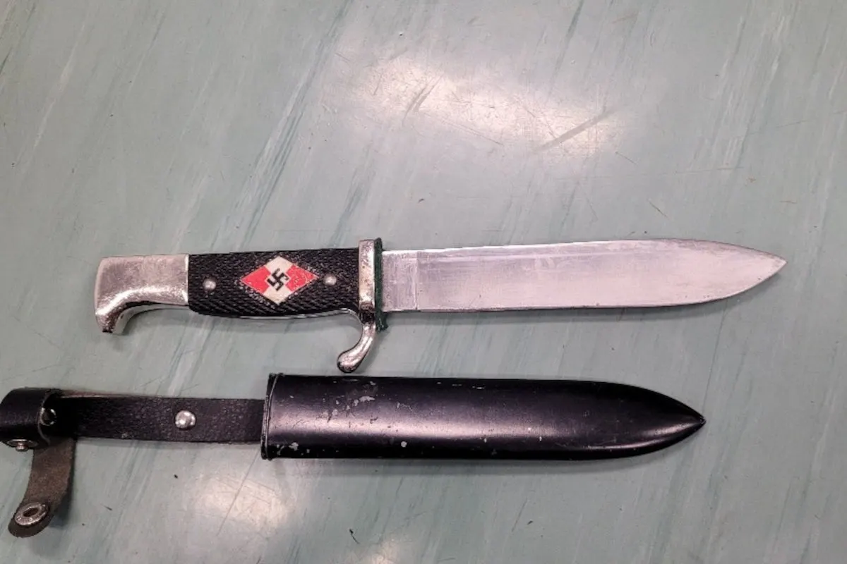 Wien – Polizei findet bei Rettungseinsatz zahlreiche Waffen und NS-Devotionalien